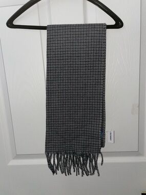 Old Navy Gray Houndstooth Fringe Scarf